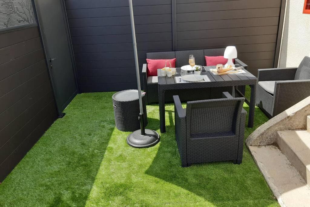 Appartement Renove Le New-York En Centre Ville - Terrasse Et Parking - Non Climatise La Roche-Chalais Eksteriør bilde