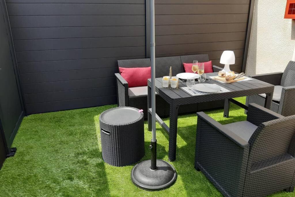 Appartement Renove Le New-York En Centre Ville - Terrasse Et Parking - Non Climatise La Roche-Chalais Eksteriør bilde